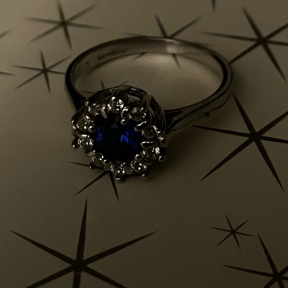 Size 7 ring sterling or white gold or rhodium can’t remember